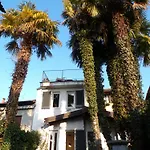 Elegant Traditional Steps From The Lake, With Garden And Panoramic Terrace 別荘 *
