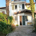 Elegant Traditional Steps From The Lake, With Garden And Panoramic Terrace 別荘
